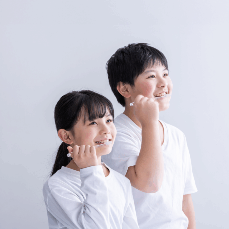 子供たちが歯磨きしている様子