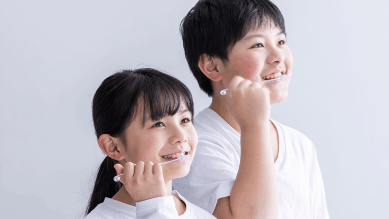 子供たちが歯磨きしている様子